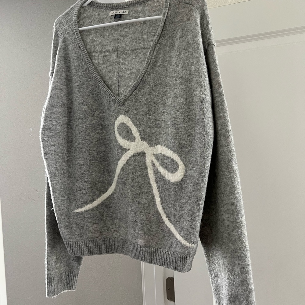 American Eagle Women’s Gray V-Neck Sweater with White Bow